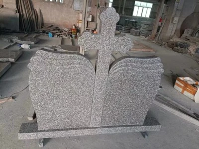G664 Granit Cross Wave Trefoil Gravsten